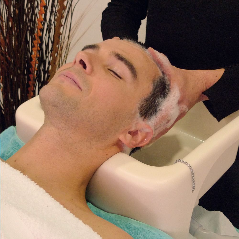 Shampooing massage détente allongé Shampooing massage détente allongé