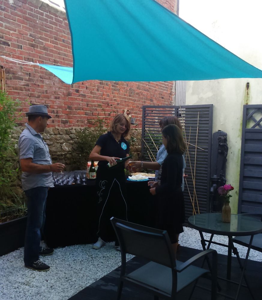 Convivialité dans le patio de Légèreté d'Être