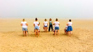 Atelier d'automassage assi sur la plage par Légèreté d'Être