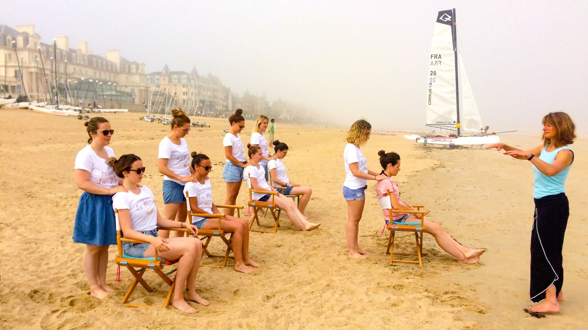 Atelier massage assi pour un EDVJF devant les Thermes Marins à Saint-Malo