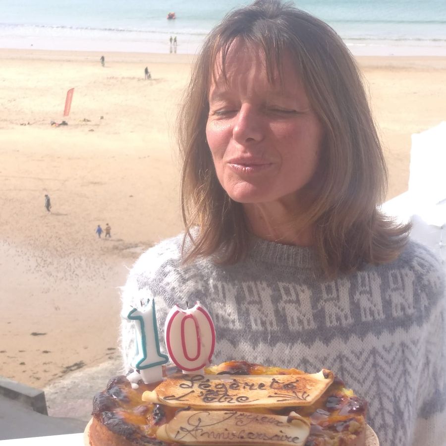 Anne Houal fête les 10 ans de Légèreté d'Être sur la plage à Saint-Malo