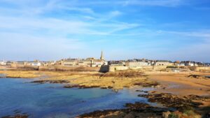 À marée basse, une promenade vous mène jusqu’à l’île du Grand Bé qui offre une vue spectaculaire sur Saint-Malo