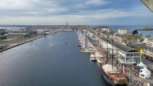 Intra-Muros à Saint-Malo, ruelles pavées, goûter une crêpe, visiter les petites boutiques artisanales et galeries d’art