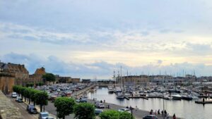 Tour des remparts avec une vue imprenable sur la mer, les plages, le port et les toits de la vieille ville