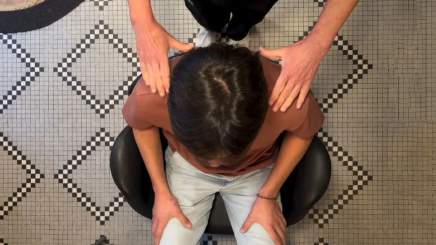 Massage assis détente et bienfaits en position assise Massage assis détente et bienfaits en position assise