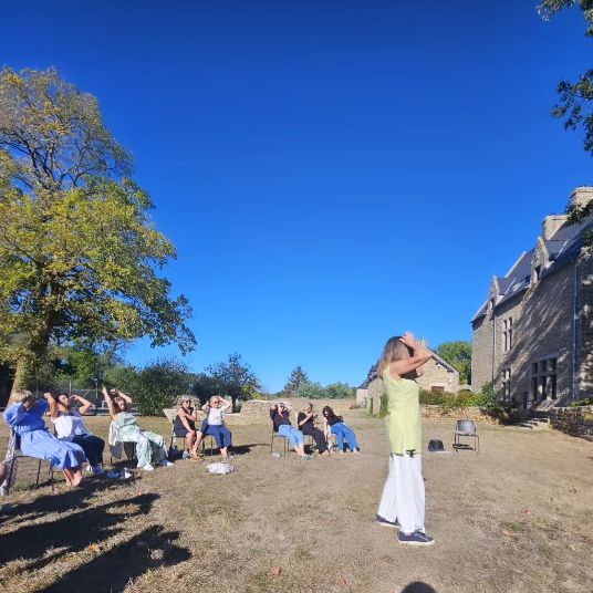 Anne de Légèreté d'Être anime un atelier bien-être face aux participants du Séminaire du Lac
